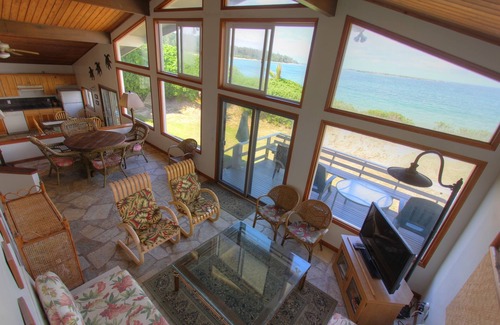 Laie House | TRULY BEACHFRONT House + 2 cottages for extra guests or privacy