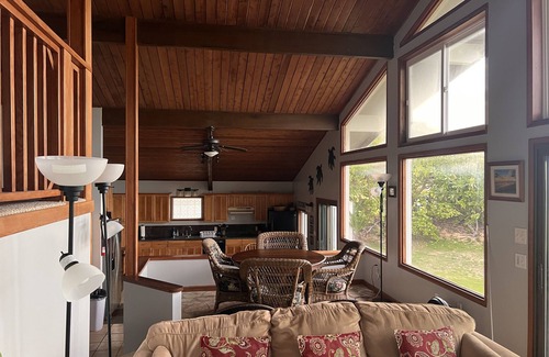Laie House | TRULY BEACHFRONT House + 2 cottages for extra guests or privacy
