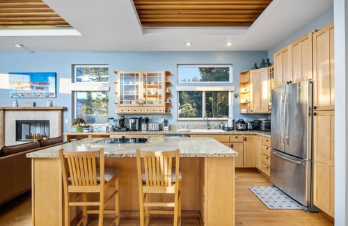 Woods House | Truly Epic Panoramic Ocean Views, Enormous Deck, Hot Tub, Chef's Kitchen, BBQ, Custom Local Art