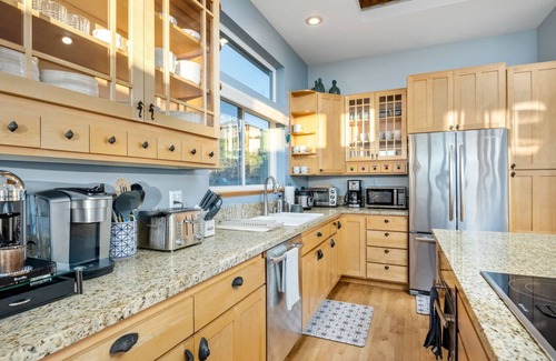 Woods House | Truly Epic Panoramic Ocean Views, Enormous Deck, Hot Tub, Chef's Kitchen, BBQ, Custom Local Art
