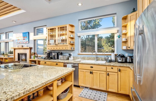 Woods House | Truly Epic Panoramic Ocean Views, Enormous Deck, Hot Tub, Chef's Kitchen, BBQ, Custom Local Art