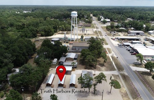 Steinhatchee House | Truth Harbors Cabin 2 - Downtown Steinhatchee