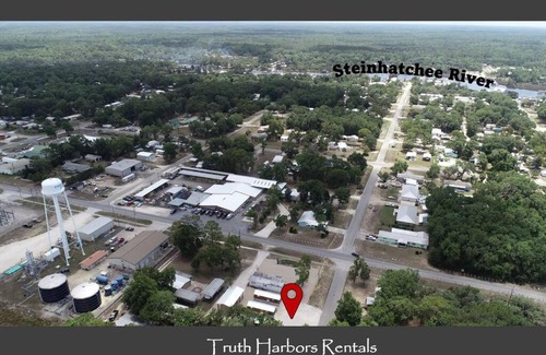 Steinhatchee House | Truth Harbors Cabin 2 - Downtown Steinhatchee