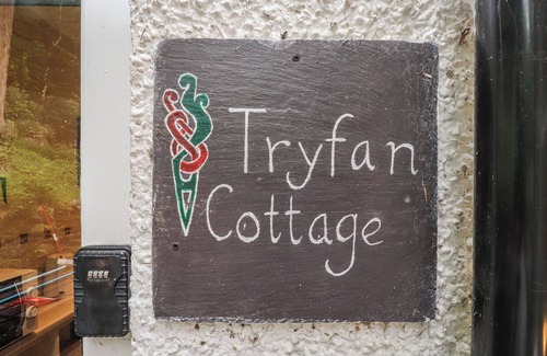 Beddgelert Cottage | TRYFAN COTTAGE, pet friendly, with open fire in Nant Gwynant