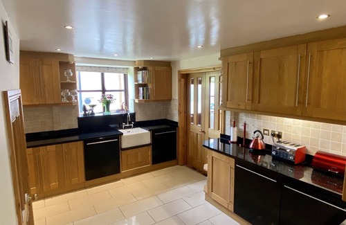 Tan-y-groes Cottage | Trysor Holiday Cottage a stunning Coach house with sea views, near Penbryn beach