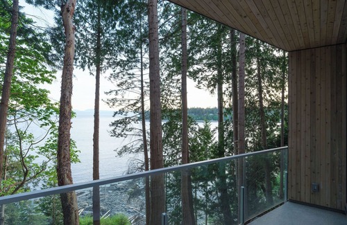 West Sechelt Apartment | Tsuga Beach Inn - Waterfront Retreat - NEW - Salal Suite