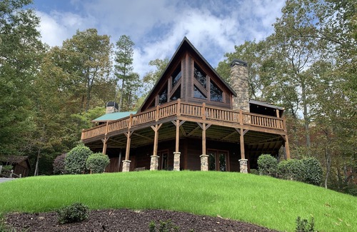 Foxfire Estates Cabin | Tuckaway Ridge Cabin with Hot Tub in Blue Ridge GA