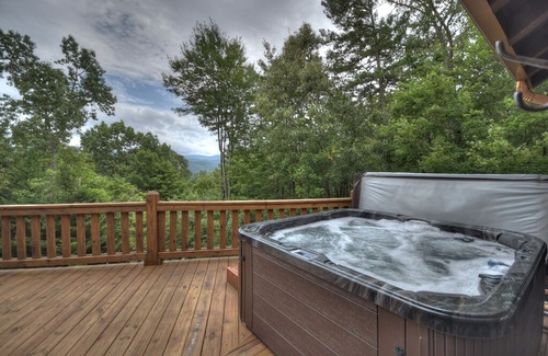 Foxfire Estates Cabin | Tuckaway Ridge Cabin with Hot Tub in Blue Ridge GA