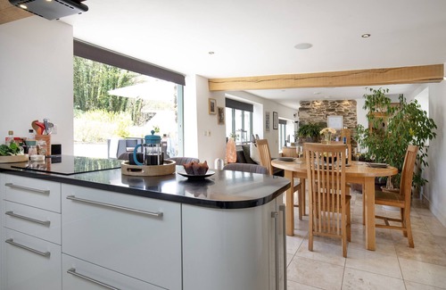 Harberton Cottage | Tucked away in tranquil seclusion sits the delightful Dundridge Barn