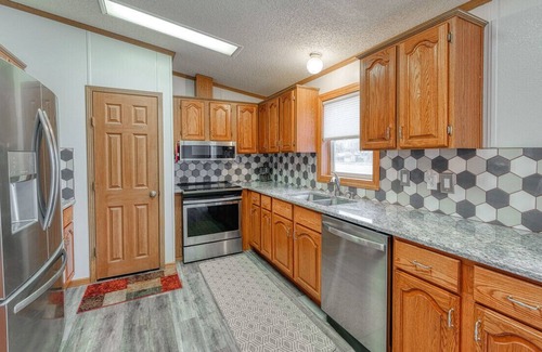 Salina House | Tucked off the Path-Yet near it all! <5 min to entertainment, colleges and more!