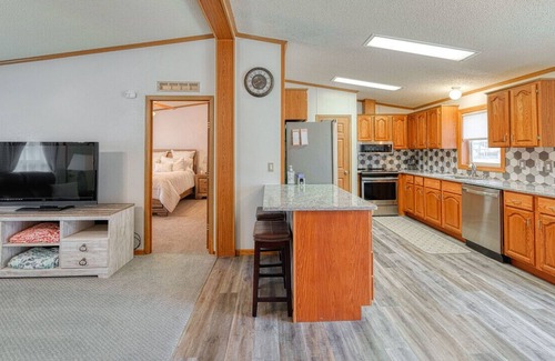Salina House | Tucked off the Path-Yet near it all! <5 min to entertainment, colleges and more!