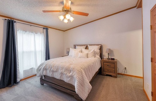 Salina House | Tucked off the Path-Yet near it all! <5 min to entertainment, colleges and more!