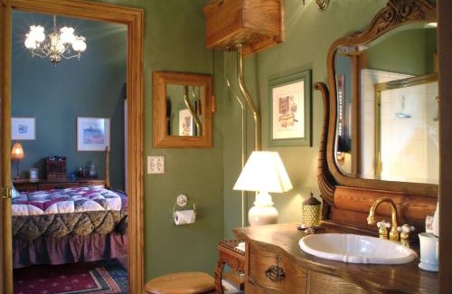 Julian Cabin | Tucker Peak Lodge