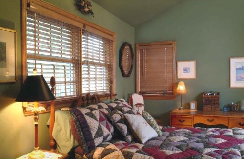 Julian Cabin | Tucker Peak Lodge
