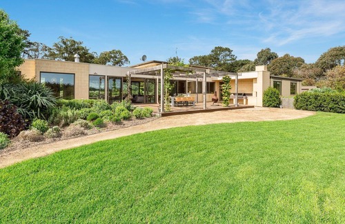 Shoreham House | Tucks Rise Shoreham - Luxury Retreat with WiFi, fireplace, 5 acres of rural privacy