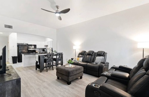 Groves Lincoln Park House | Tucson Desert Work Oasis: Close to Jazz Events