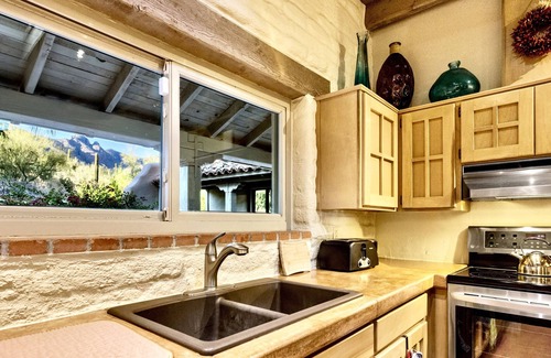 Las Lomas De Kino House | Tucson's Gateway to Best Restaurants & Shopping + Heated Pool + 2 Master Suites