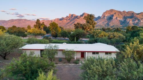 Oro Valley Estates House | @TucsonMuralHouse w/pool & hot tub on golf course