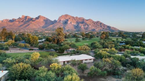 Oro Valley Estates House | @TucsonMuralHouse w/pool & hot tub on golf course