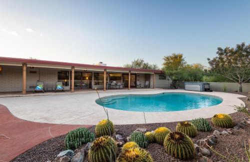 Oro Valley Estates House | @TucsonMuralHouse w/pool & hot tub on golf course