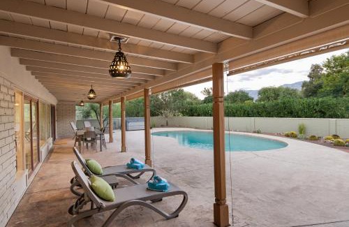 Oro Valley Estates House | @TucsonMuralHouse w/pool & hot tub on golf course