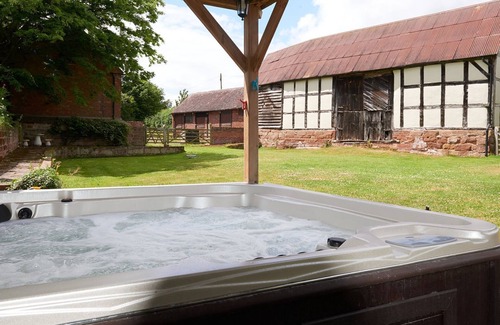 Dunhampton Cottage | Tudor Manor - pet friendly with hot tub near Ombersley