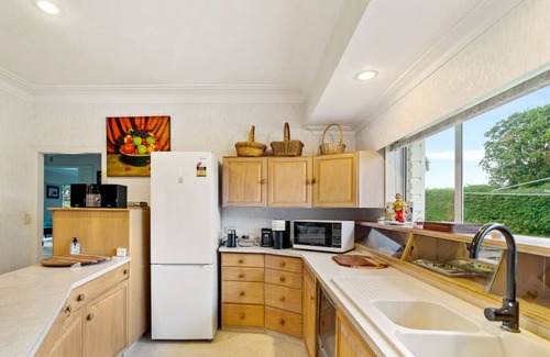 Karaka House | Tui Country Retreat with Wi-Fi and Garden Views