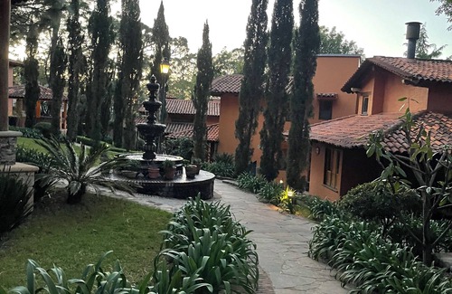 Mazamitla Cabin | Tulipán Cabaña 100% de Lujo con Hermosos Jardines y Fuentes Iluminadas