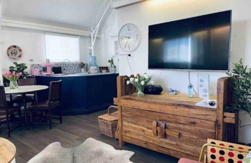 Ballandean Cottage | Tulip Cottage in Wine Country with fireplace, garden and outdoor bath house,