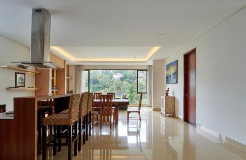 Bandung Villa | Tulip Hill View Villa 6 bedrooms with a private swimming pool and movie room