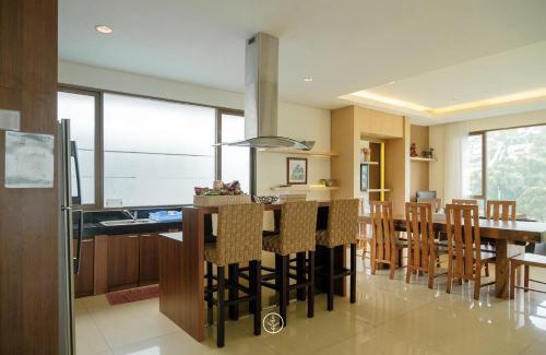 Bandung Villa | Tulip Hill View Villa 6 bedrooms with a private swimming pool and movie room