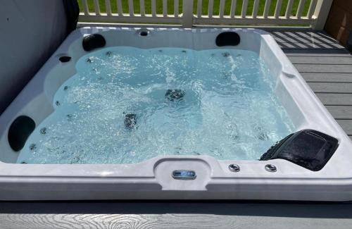 Malton House | Tulip Lodge with Hot Tub