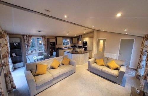Malton House | Tulip Lodge with Hot Tub