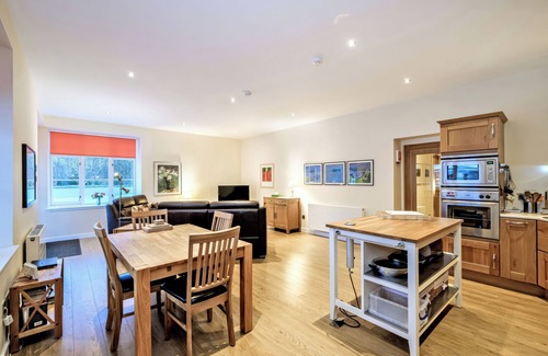 Ballater Cottage | TULLICH APARTMENT, family friendly, with a garden in Ballater
