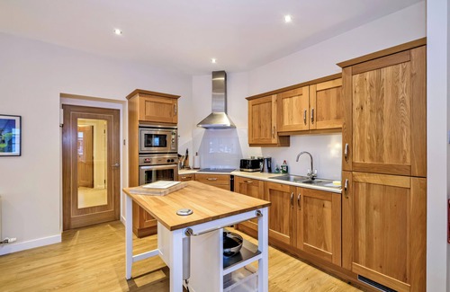 Ballater Cottage | TULLICH APARTMENT, family friendly, with a garden in Ballater