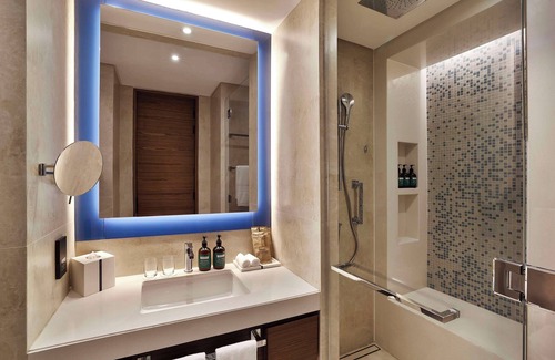 Palm Jumeirah Hotel | Tumbi Hotel Dubai The Palm, Tapestry Collection by Hilton