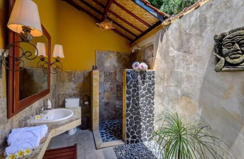 Lodtunduh Villa | Tunjung Biru 3BR Balinese House CYN