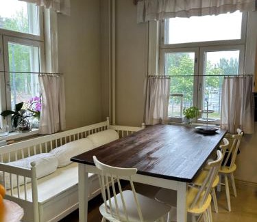 Ylamylly Apartment | Tunnelmallinen Karsikon kansakoulu - jaettu kylpyhuone