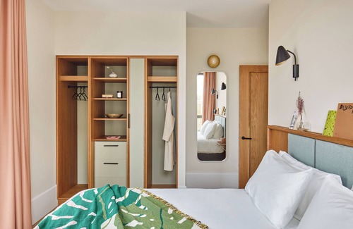 Cambridge Hotel | Turing Locke, Eddington