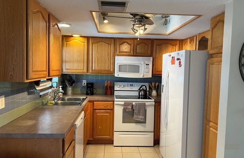 South Venice House | Turnkey furnished 2 bedroom 2 bathroom pool home in quiet neighborhood of Venice