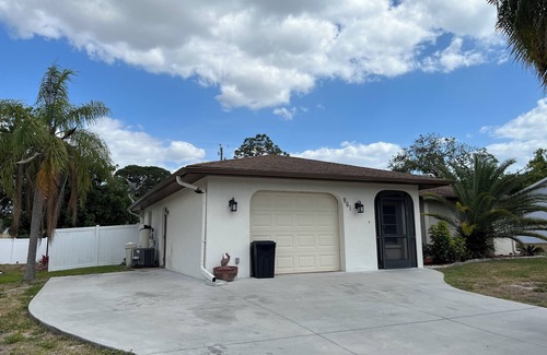South Venice House | Turnkey furnished 2 bedroom 2 bathroom pool home in quiet neighborhood of Venice