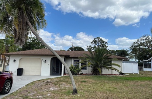 South Venice House | Turnkey furnished 2 bedroom 2 bathroom pool home in quiet neighborhood of Venice