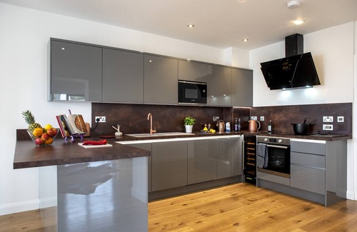 Portwrinkle Cottage | Turnstone - Beach-side House with Terrace Hot Tub & Stunning Views