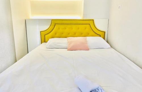 Studentski Grad Apartment | Turquoise and Magenta Apartment
