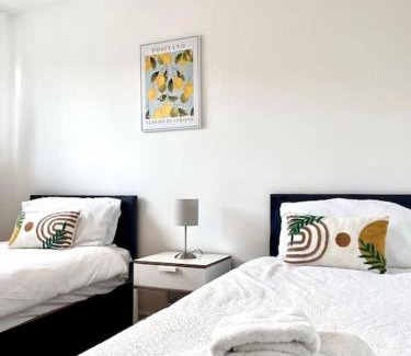 Bracknell House | Turquoise Tranquil- 3 Bed House