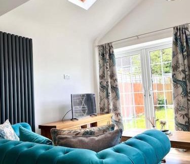 Bracknell House | Turquoise Tranquil- 3 Bed House