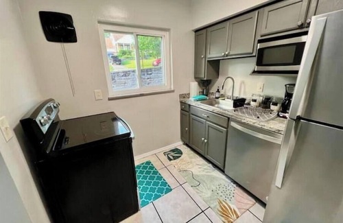 West Price Hill Apartment | Turquoise Tranquility 2 Bedroom Apartment 13 Minutes to Downtown