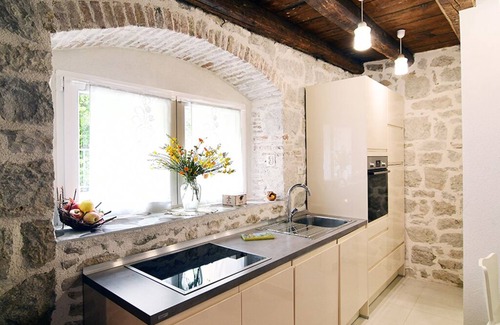 Kastel Kambelovac Apartment | Turrium Heritage Apartment con Patio e Camino Fronte Mare