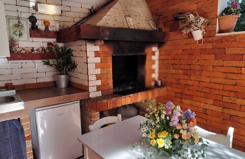 Kastel Kambelovac Apartment | Turrium Heritage Apartment con Patio e Camino Fronte Mare