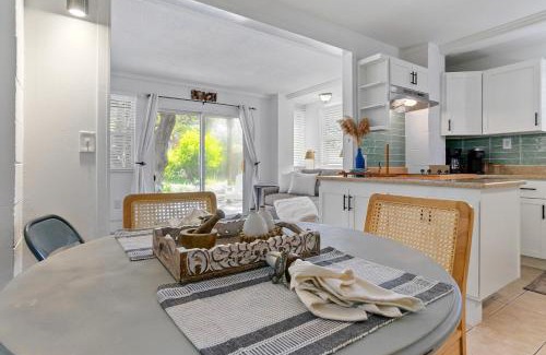 Vilano Beach Apartment | Turtle Hideaway- Walk to Beach & Pier